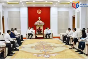 广宁市人委会主席裴文康与中国广西壮族自治区人民政府副秘书长、自治区大数据发展局局长赵志刚一行举行工作会谈。图自baoquangninh.vn