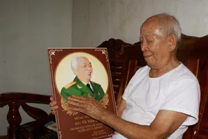 Ông Tô Đình Cắm bên chân dung Đại tướng Võ Nguyên Giáp ngày Đại tướng từ trần