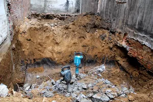 Sạt lở đất trong lúc đào móng nhà, 3 người thương vong