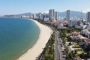 Từ ngày mai 16-10, người dân Nha Trang  được tắm biển trở lại. Ảnh: QUỲNH ANH
