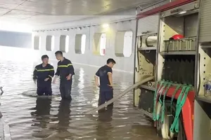 Triển khai máy bơm để hút nước ngập tại hầm chui thuộc dự án nút giao An Phú, sáng 11-9. Ảnh: QUỐC HÙNG - VĂN HẢI