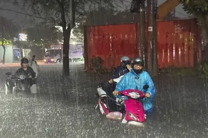 Tối 10-9, mưa lớn gây ngập trên đường Bà Triệu, xã Hóc Môn. Ảnh: NGUYỄN TÂN