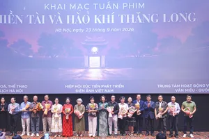 Đại diện các đoàn làm phim tham dự Tuần phim "Hiền tài và hào khí Thăng Long". Ảnh: VŨ TUẤN