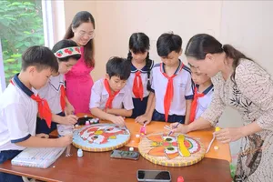 Học sinh Trường Tiểu học Nguyễn Bỉnh Khiêm tặng quà trung thu cho bệnh nhi Bệnh viện Đa khoa Vũng Tàu.
