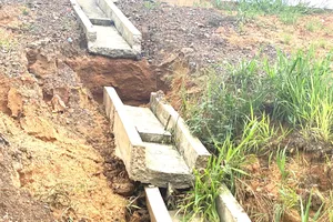 Đứt gãy rãnh thoát nước trên tuyến cao tốc Biên Hòa – Vũng Tàu. Ảnh: PHÚ NGÂN