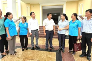 Ông Huỳnh Văn Thọ, Phó Bí thư Thường trực Đảng ủy xã Bắc Tân Uyên trao đổi với đoàn viên, hội viên, người lao động để nắm bắt tâm tư, nguyện vọng