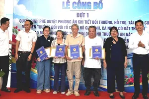 Các tổ chức, hộ gia đình, cá nhân có đất thu hồi bàn giao mặt bằng trước thời hạn được khen thưởng. Ảnh: THANH HIỀN