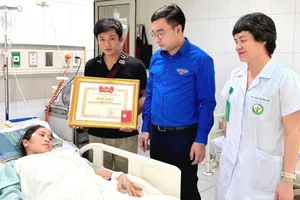 Bí thư Tỉnh đoàn Nghệ An trao bằng khen và Huy hiệu Tuổi trẻ dũng cảm cho cô giáo Hoàng Thị Hiền. Ảnh: Tỉnh đoàn Nghệ An