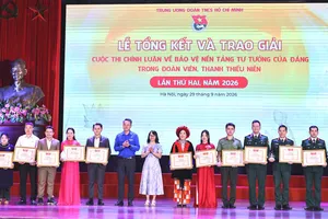 Trung ương Đoàn trao thưởng cho các tác giả đoạt giải trong cuộc thi chính luận về bảo vệ nền tảng tư tưởng của Đảng năm 2026. Ảnh: HẢI ANH