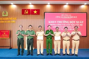 Khen thưởng 2 cán bộ CSGT kịp thời hỗ trợ người dân bị đột quỵ