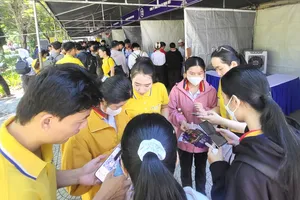 Các bạn trẻ tham gia ngày hội việc làm tại Đà Nẵng. Ảnh: XUÂN QUỲNH 