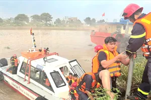 Thực tập xử lý sự cố cháy sà lan chở dầu trên sông