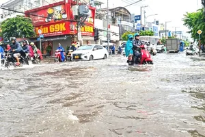 Mưa lớn khiến đường Nguyễn Ảnh Thủ, đoạn giao đường Song Hành, xã Bà Điểm (TPHCM), ngập cục bộ sáng 30-9. Ảnh: NGUYỄN TÂN - KIÊN CƯỜNG