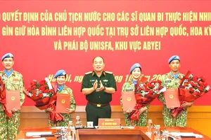 Thượng tướng Lê Quang Đạo trao quyết định và tặng hoa 4 sĩ quan nhận nhiệm vụ. Ảnh: P.S