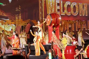 Hoàng thành Thăng Long rực sáng đêm khai mạc Lễ hội Văn hóa Thế giới 2026. Ảnh QUANG PHÚC