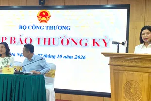 Bà Nguyễn Thị Thúy Hiền, Phó Cục trưởng Cục Quản lý và Phát triển thị trường trong nước, thông tin tại cuộc họp báo chiều 7-10. Ảnh: PHÚC HẬU