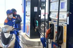 Người dân mua xăng dầu tại một cửa hàng ở Hà Nội. Ảnh: PHÚC HẬU