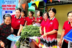 Chương trình “Đổi phế liệu – Lấy quà an sinh” thu hút người dân mang bìa carton, lon và chai nhựa đến đổi lấy rau xanh.