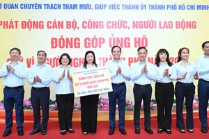 Cán bộ, công chức đóng góp ủng hộ Quỹ “Vì người nghèo TPHCM”