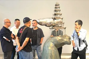 Khách tham quan triển lãm.