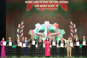 Đồng chí Bùi Thị Minh Hoài, Ủy viên Bộ Chính trị, Bí thư Trung ương Đảng, Chủ tịch Ủy ban Trung ương MTTQ Việt Nam và đồng chí Lương Quốc Đoàn, Chủ tịch Trung ương Hội Nông dân Việt Nam, trao chứng nhận "Nông dân Việt Nam xuất sắc" cho các nông dân xuất sắc năm 2026, tối 12-10. Ảnh: ANH THƠ
