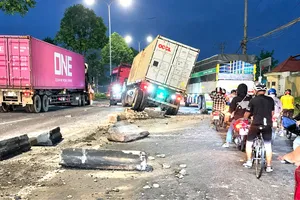 Xe container tông dải phân cách đường Lê Quang Đạo. Ảnh: KIẾN VĂN