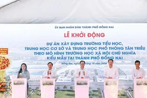 Các đại biểu bấm nút khởi động dự án Trường tiểu học – THCS – THPT Tân Triều
