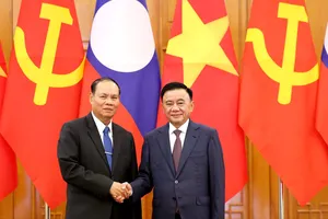 Thường trực Ban Bí thư Trần Cẩm Tú đón Thường trực Ban Bí thư Lào Vilay Lakhamphong sáng 15-10. Ảnh: QUANG PHÚC