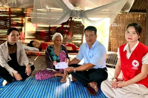Trao tiền hỗ trợ đợt 2 cho gia đình bà Ksor H’Biak