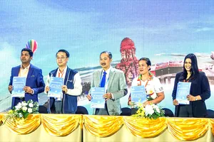Khách tham quan và đại biểu tìm hiểu, trao đổi thông tin tại các gian hàng giới thiệu sản phẩm. Ảnh: XUÂN QUỲNH
