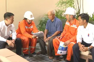 Các đơn vị điện lực thuộc EVN đến tận hộ gia đình hướng dẫn cách sử dụng điện tiết kiệm và hiệu quả. Ảnh: EVN