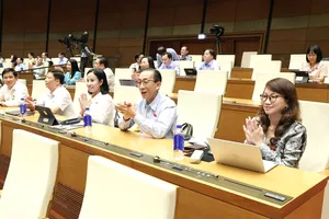 Các đại biểu dự họp chiều 20-10. Ảnh QUANG PHÚC