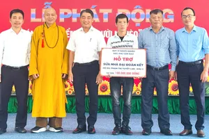 Ủy ban MTTQ Việt Nam đặc khu Côn Đảo trao 100 triệu đồng hỗ trợ sửa chữa nhà đại đoàn kết.