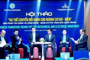 Khách mời tham dự phiên toạ đàm tại hội thảo. Ảnh: THANH DUNG 