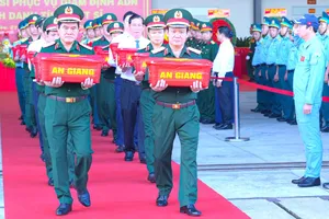Lãnh đạo Quân khu 9 và các tỉnh, thành đưa mẫu sinh phẩm hài cốt liệt sĩ lên máy bay