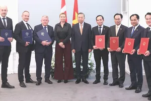 Tổng Bí thư, Chủ tịch nước Tô Lâm và Thủ tướng Mette Frederiksen chứng kiến lễ trao các văn kiện hợp tác giữa các bộ, ngành, cơ quan và doanh nghiệp hai nước. Ảnh: TTXVN