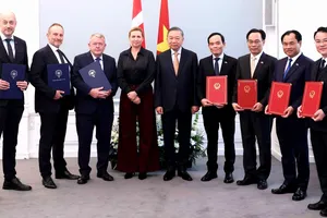 Tổng Bí thư, Chủ tịch nước Tô Lâm và Thủ tướng Mette Frederiksen chứng kiến lễ trao các văn kiện hợp tác giữa các bộ, ngành, cơ quan và doanh nghiệp hai nước. Ảnh: TTXVN