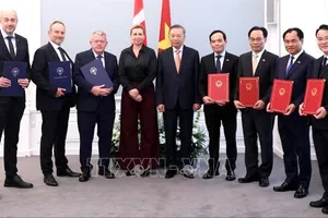 Tổng Bí thư, Chủ tịch nước Tô Lâm và Thủ tướng Mette Frederiksen chứng kiến lễ trao các văn kiện hợp tác giữa các bộ, ngành, cơ quan và doanh nghiệp hai nước. Ảnh: TTXVN