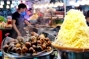 Một số món ngon tại chợ Bình Tây. Ảnh: HOÀNG HÙNG