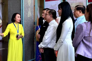 Các đồng chí lãnh đạo, đại biểu, khách mời tham quan triển lãm.