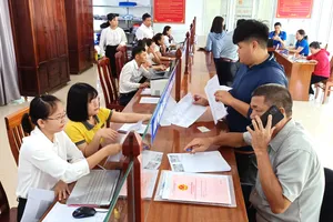 Cán bộ Trung tâm phục vụ hành chính công phường Bàn Thạch (TP Đà Nẵng) hướng dẫn công dân giải quyết thủ tục đất đai