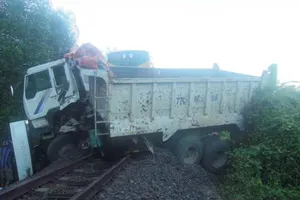  Xe ben nằm chắn ngang đường ray