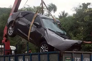 Lực lượng chức năng phải huy động xe cứu hộ cẩu chiếc ô tô 4 chỗ về trụ sở