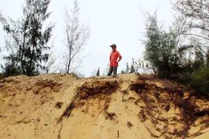 Kiểm điểm Phó giám đốc Sở TN-MT, Chủ tịch xã để DN moi rút titan trái phép 