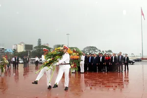 Thủ tướng dâng hoa tưởng niệm tại Tượng đài Nguyễn Sinh Sắc - Nguyễn Tất Thành