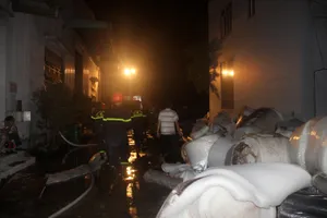 Lửa thiêu rụi 2 nhà xưởng của công ty may ở Khu công nghiệp Phú Tài, Bình Định