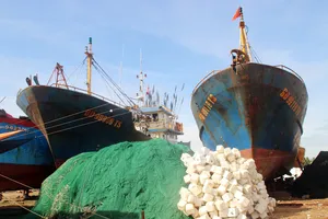 Vụ tàu vỏ thép hư hỏng: 33 tỷ đồng bắt đầu “bốc hơi", xuống giá "rẻ mạt"