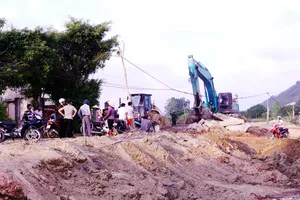 Chưa thống nhất bồi thường, tự ý đào phá đường dân sinh của dân