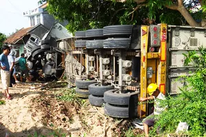 Xe đầu kéo tông sập nhà, cả gia đình đang ngủ bị thương nặng