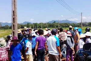 Người dân chặn giữ 2 xe công vụ đòi đối thoại về dự án điện mặt trời